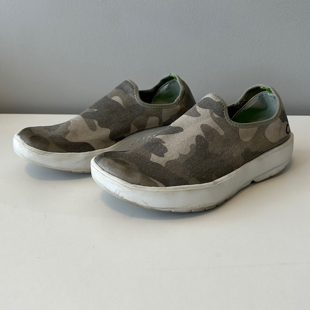OOFOS WOMEN'S OOMG EEZEE SLIP-ON SNEAKER CAMO SIZE 10